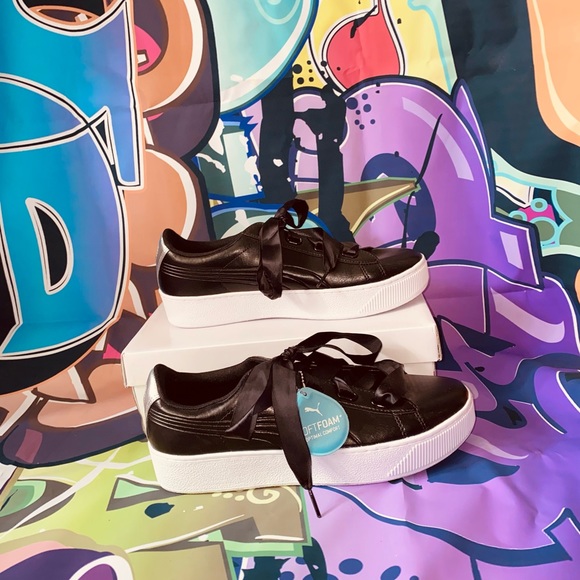 Black and White Puma shoes - Picture 4 of 4